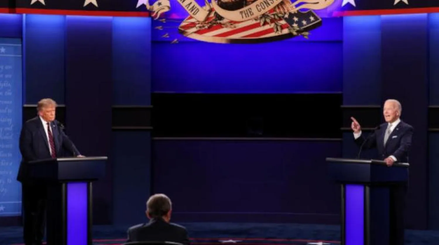 وفقاً للبروتوكول الصحي المتّبع بسبب «كوفيد - 19» لم يتصافح ترمب وبايدن عند وصولهما إلى منصة المناظرة (رويترز)