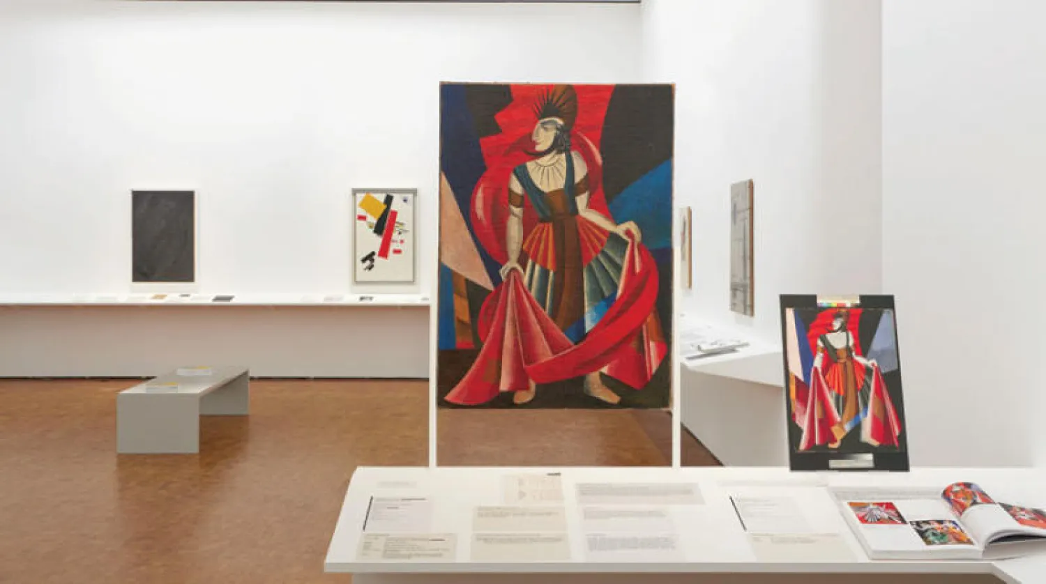 من اليسار إلى اليمين: أسود على أسود للفنان ألكسندر إيكستر (كريسنت شيفي)