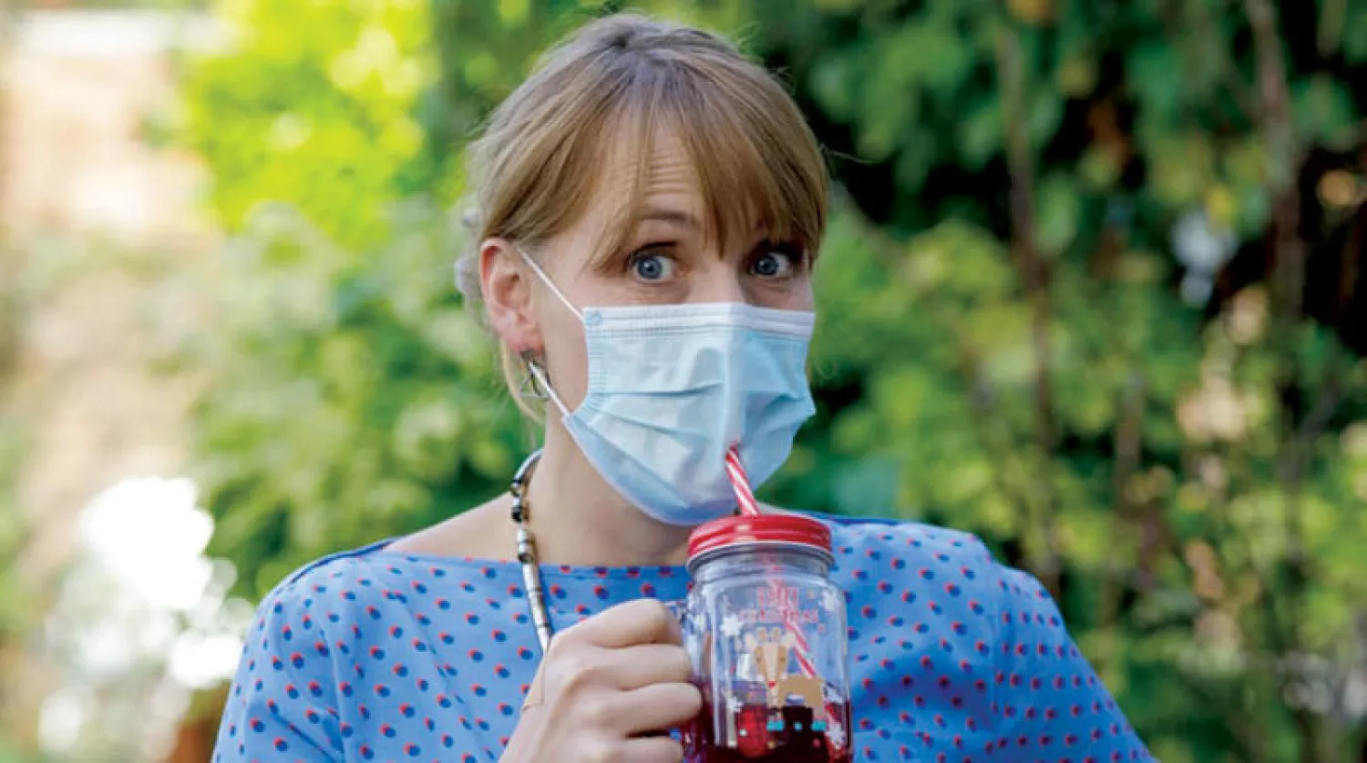 منفذ صغير في الكمامة الواقية (الغارديان)