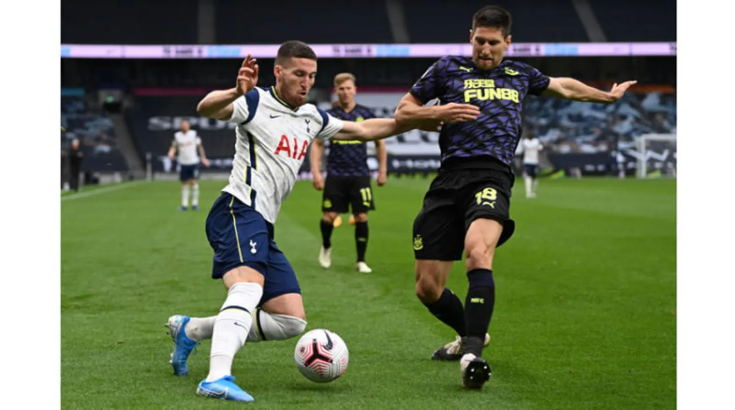 مات دوهرتي (يسار) في مواجهة نيوكاسل (أ.ف.ب)