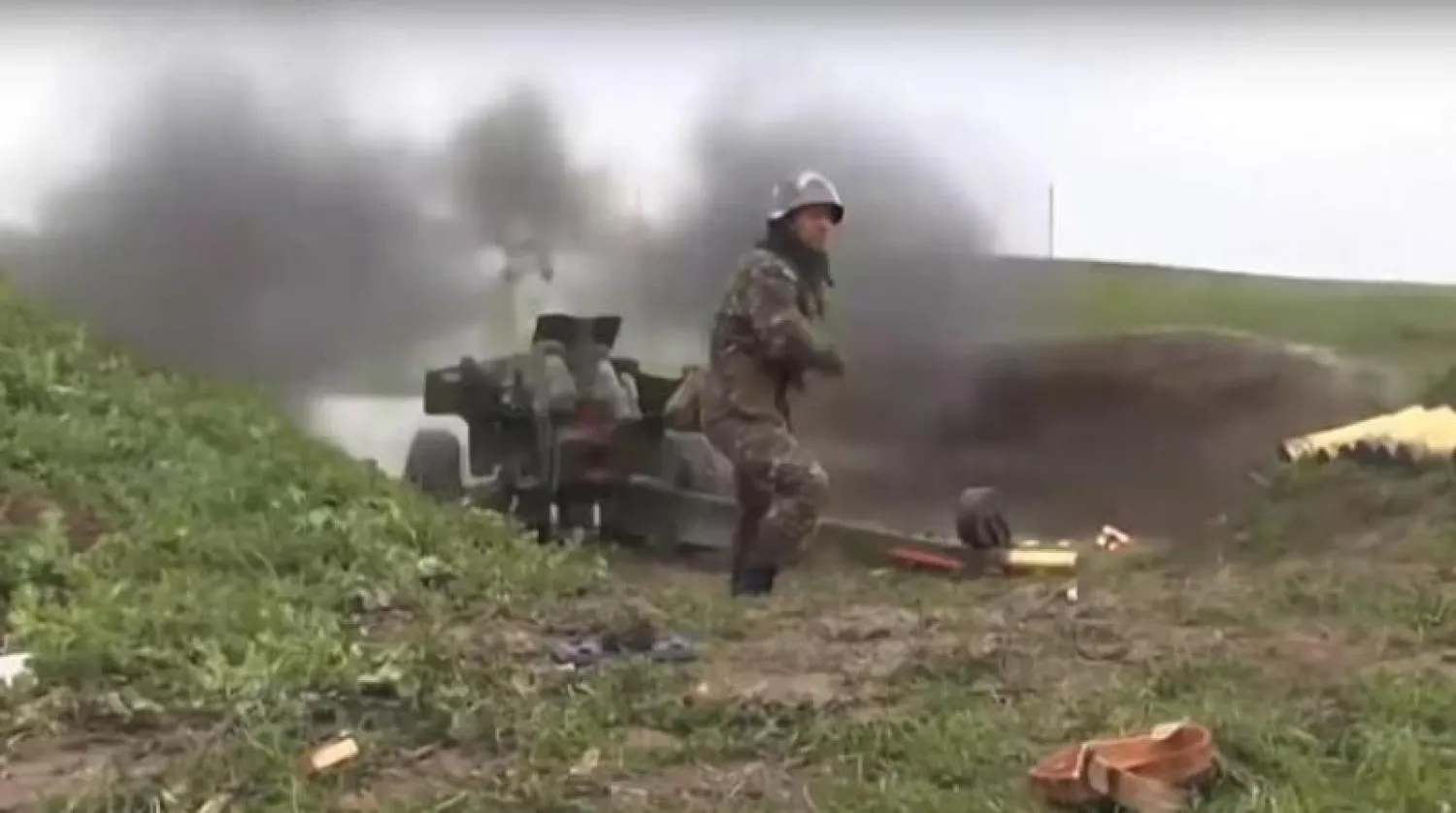 أحد أفراد القوات الأرمينية خلال المواجهات العسكرية مع قوات أذربيجان (أ.ب)