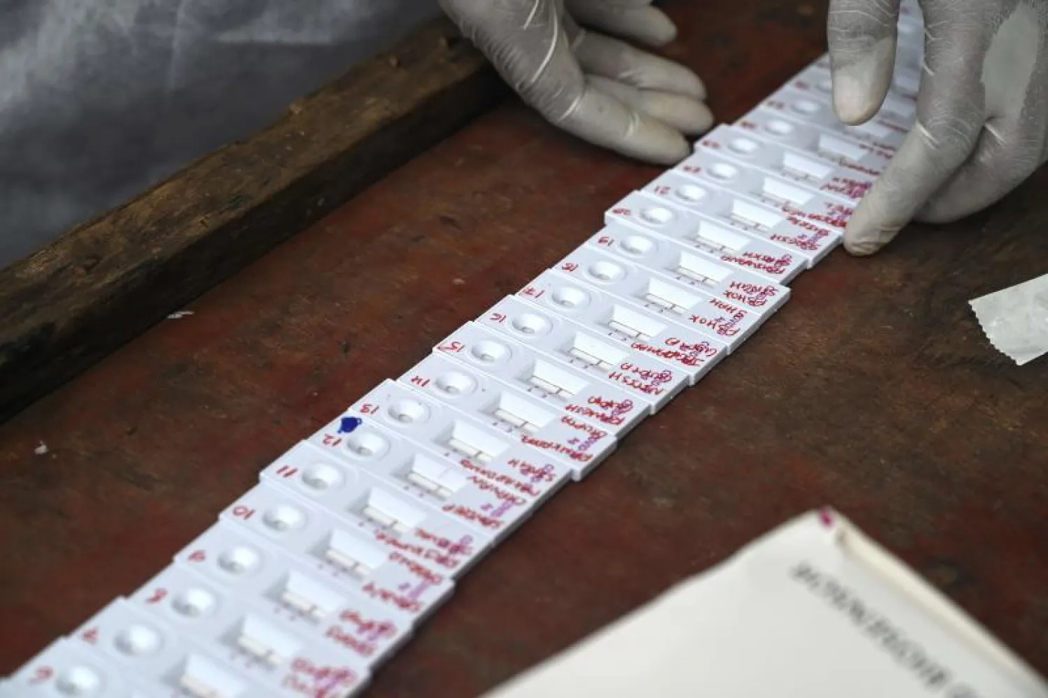 عامل صحي يفحص نتائج اختبارات لكشف إصابات «كوفيد 19» في مومباي (أ.ف.ب)