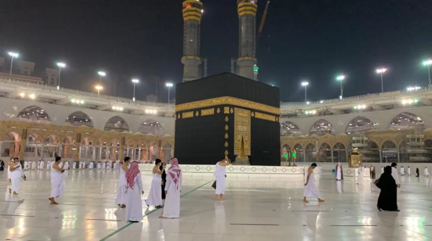 Sağlık önlemleri altında tavaf yapan ilk umre ziyaretçileri
