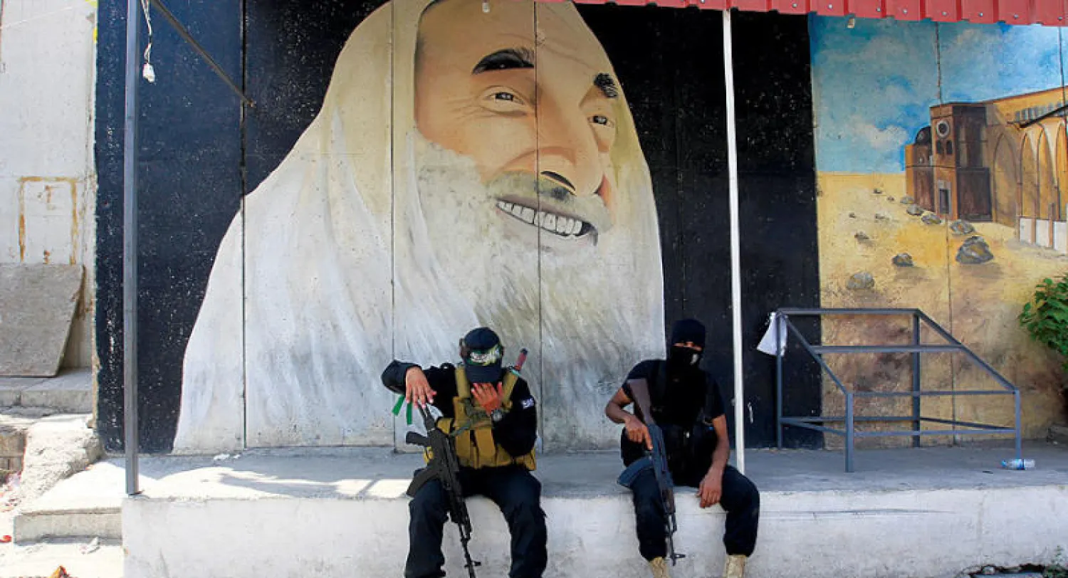 مسلحان من حركة «حماس» في مخيم «عين الحلوة» جنوب لبنان (رويترز)