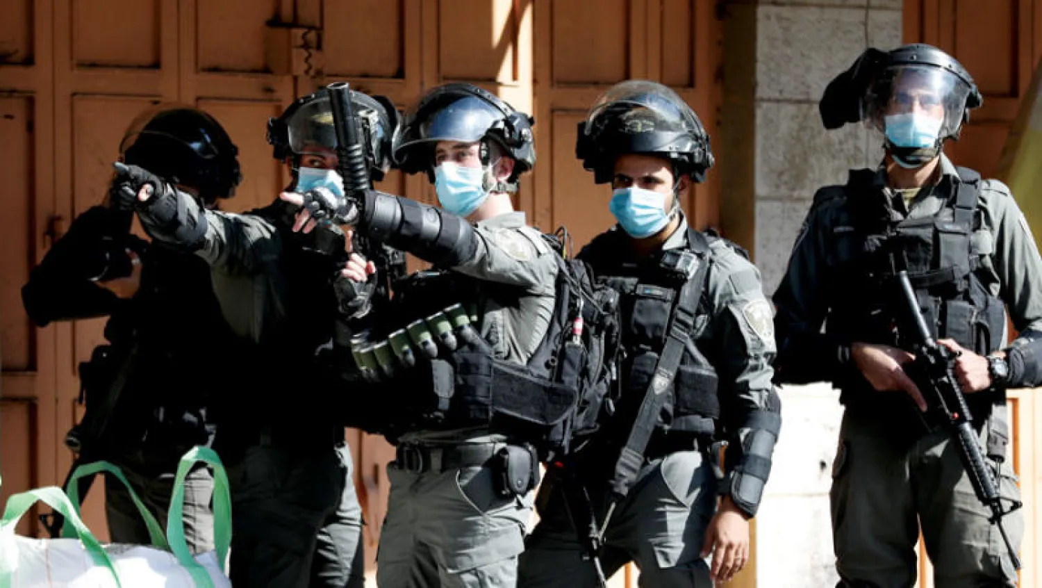 جانب من مواجهات بين الجيش الإسرائيلي ومتظاهرين فلسطينيين في الخليل (إ.ب.أ)