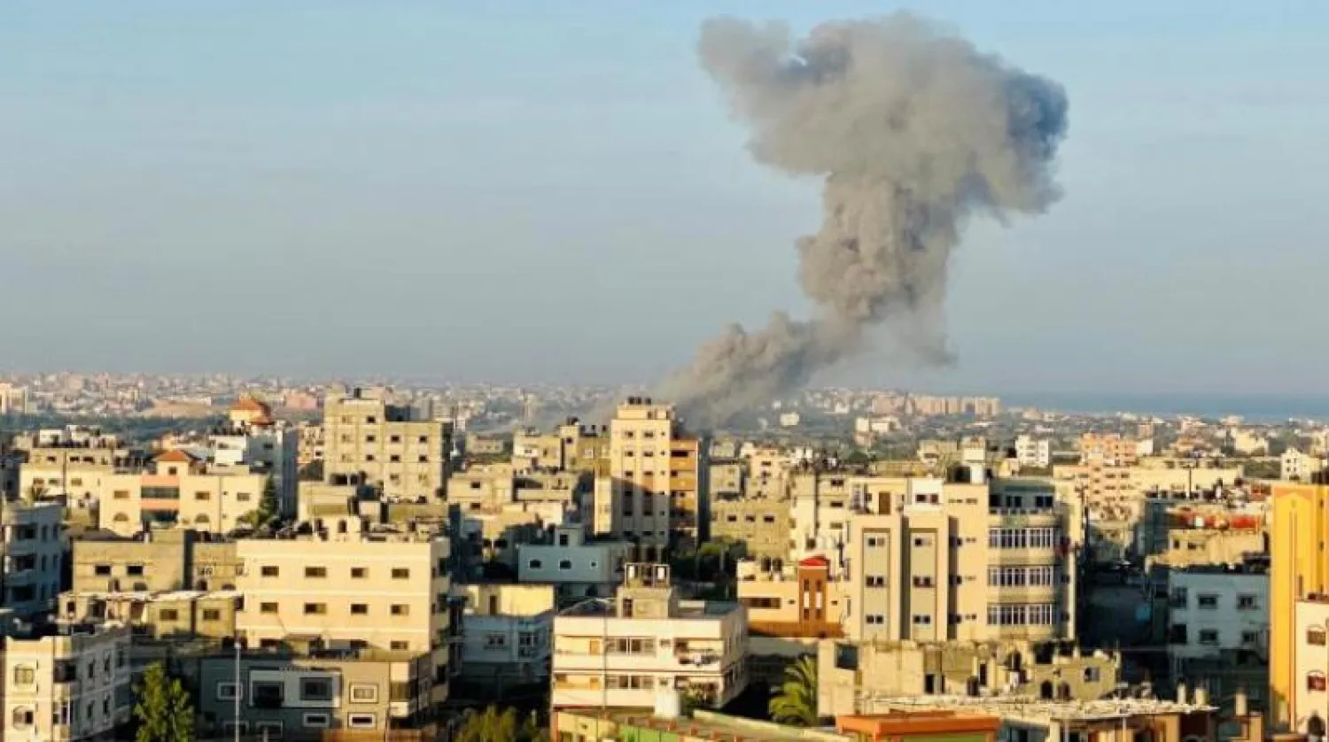 تصاعد الدخان جراء قصف إسرائيلي على قطاع غزة (أرشيفية - رويترز)