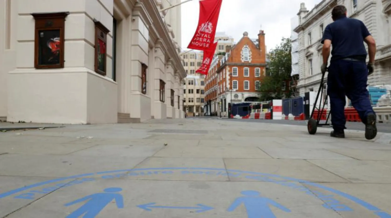 Londra’da ki Royal Opera House (Kraliyet Operası)’in bulunduğu sokaktaki sosyal mesafe işaretleri (Reuters)