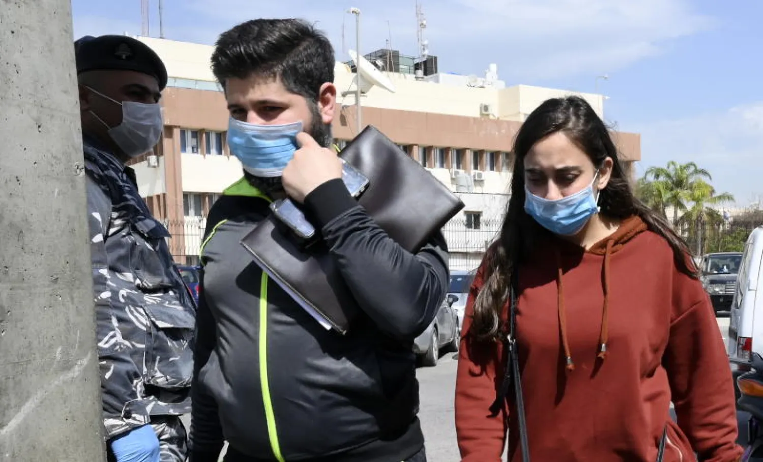 لبنانيون يرتدون أقنعة واقية خلال مغادرتهم وزارة الصحة العامة في بيروت (إ.ب.أ)