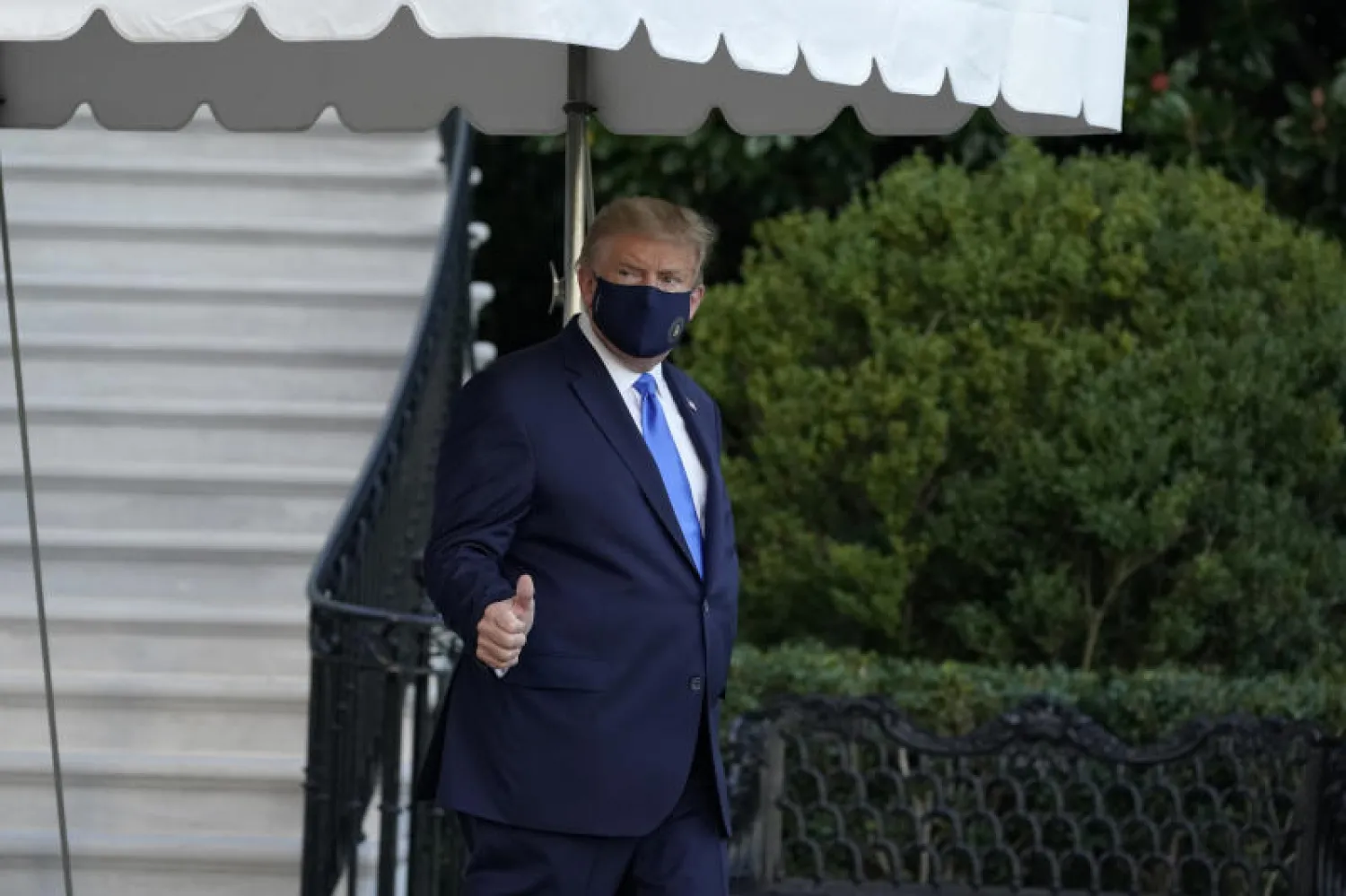 الرئيس الأميركي دونالد ترمب يغادر البيت الأبيض إلى مستشفى «والتر رييد» العسكرية لتلقي العلاج من كورونا (أ.ب)