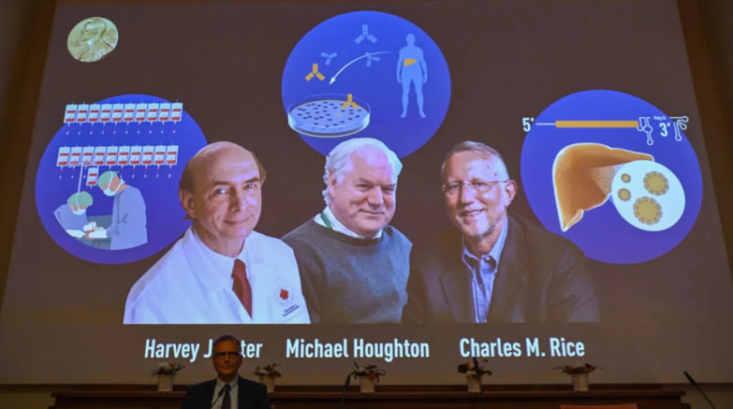 صورة للفائزين بجائزة نوبل للطب البريطاني مايكل هوتن والأميركيان هارفي ألتر وتشارلز رايس (أ.ف.ب)
