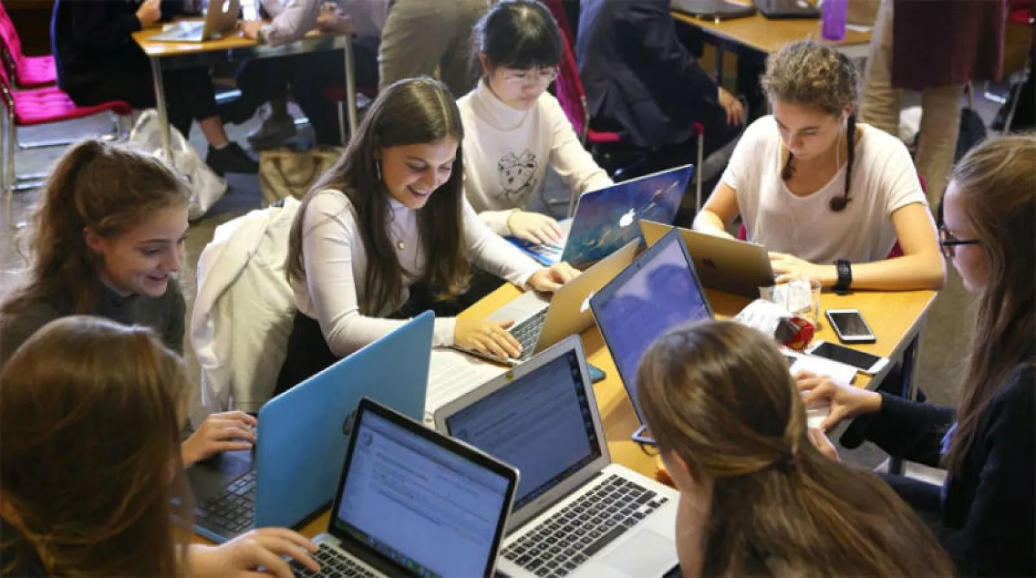 الفتيات يتعرضن للمضايقات عبر الإنترنت أكثر من الشارع