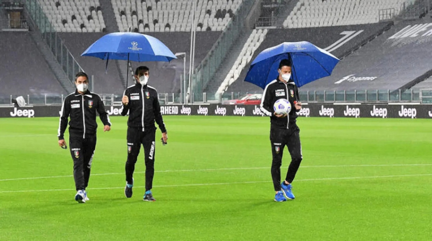 الحكام انتظروا وصول فريق نابولي قبل إعلان انسحابه (أ.ب)