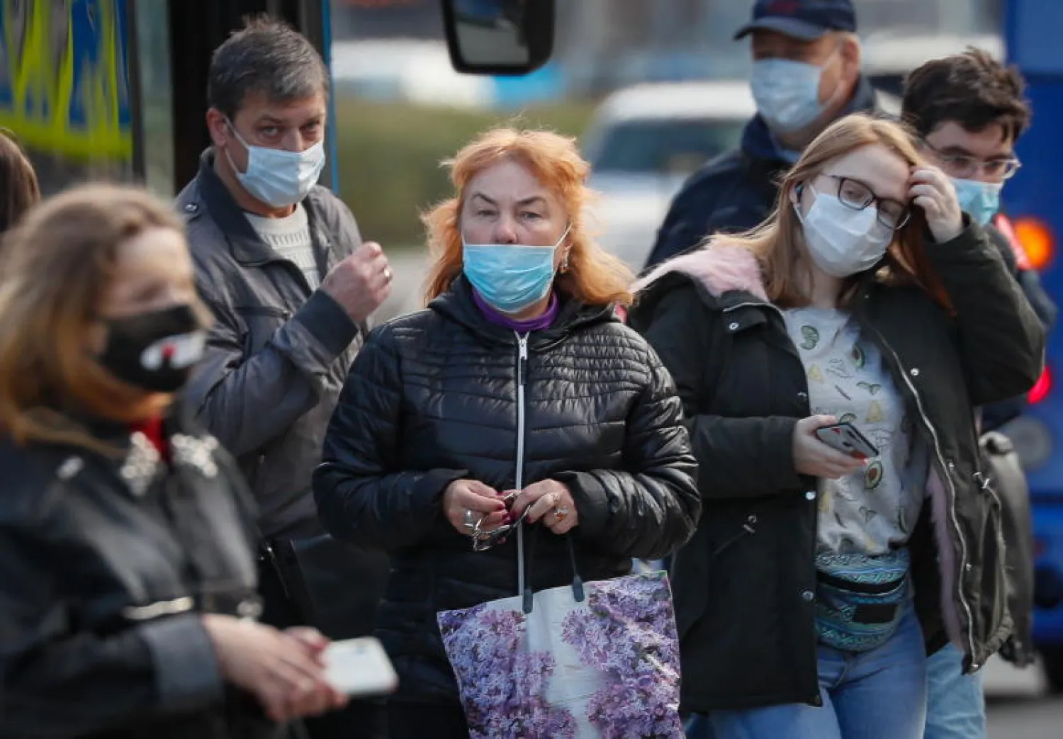 مواطنون يضعون الأقنعة الواقية في أحد شوارع موسكو (إ.ب.أ)