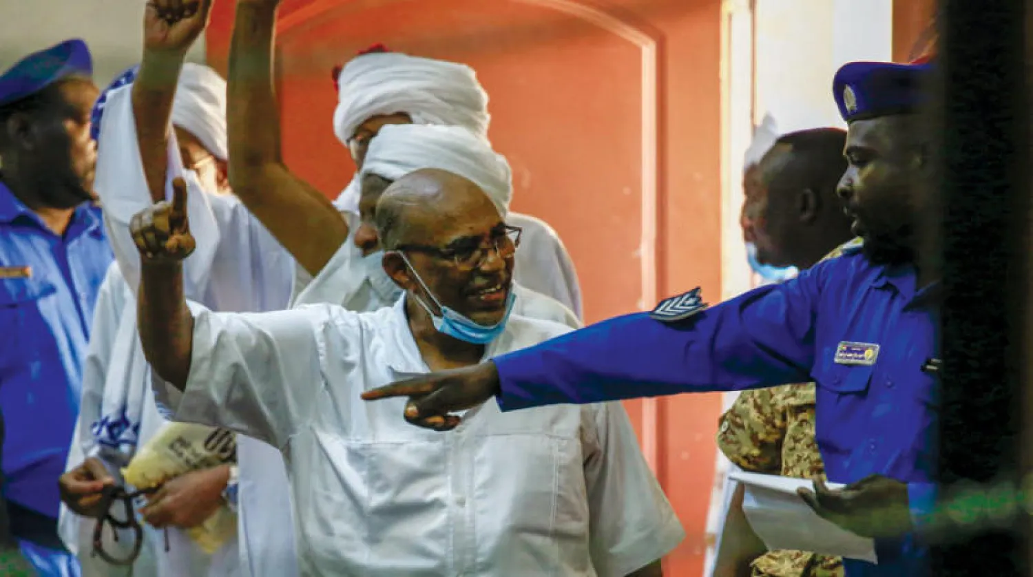 الرئيس المعزول عمر البشير لحظة وصوله إلى المحكمة أمس (أ.ف.ب)