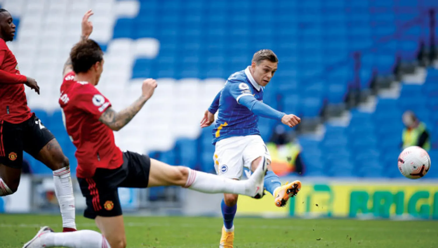 تروسارد سدد ثلاث كرات بالعارضة في المواجهة امام مانشستر يونايتد (رويترز)