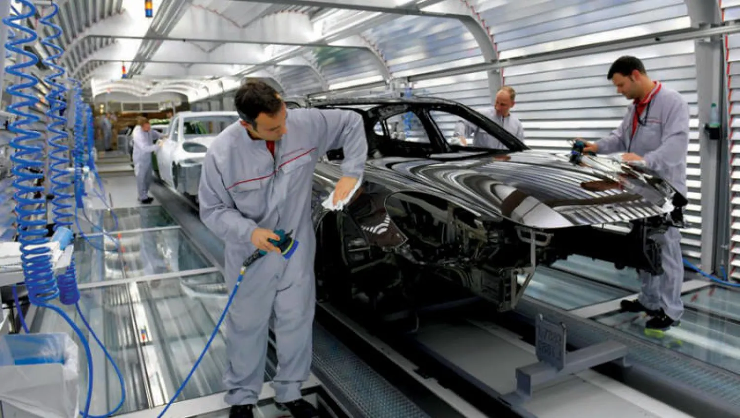 التغيير الهيكلي في القطاع الصناعي الذي زادت صعوبته بوضوح خلال الجائحة يمثل تهديداً وجودياً للشركات (رويترز)