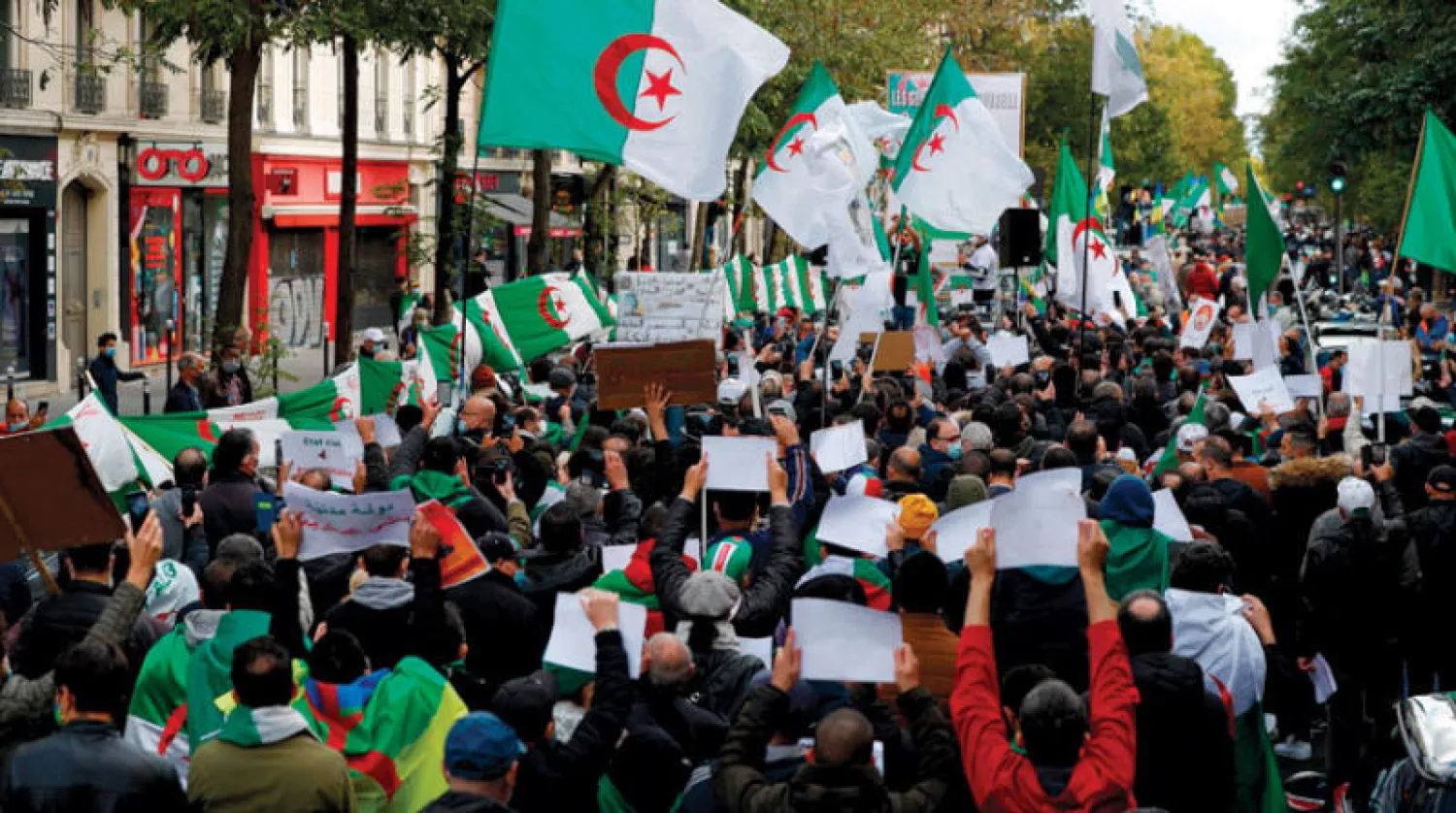 جانب من مظاهرات الجالية الجزائرية في باريس لمطالبة السلطات بإصلاحات (أ.ف.ب)