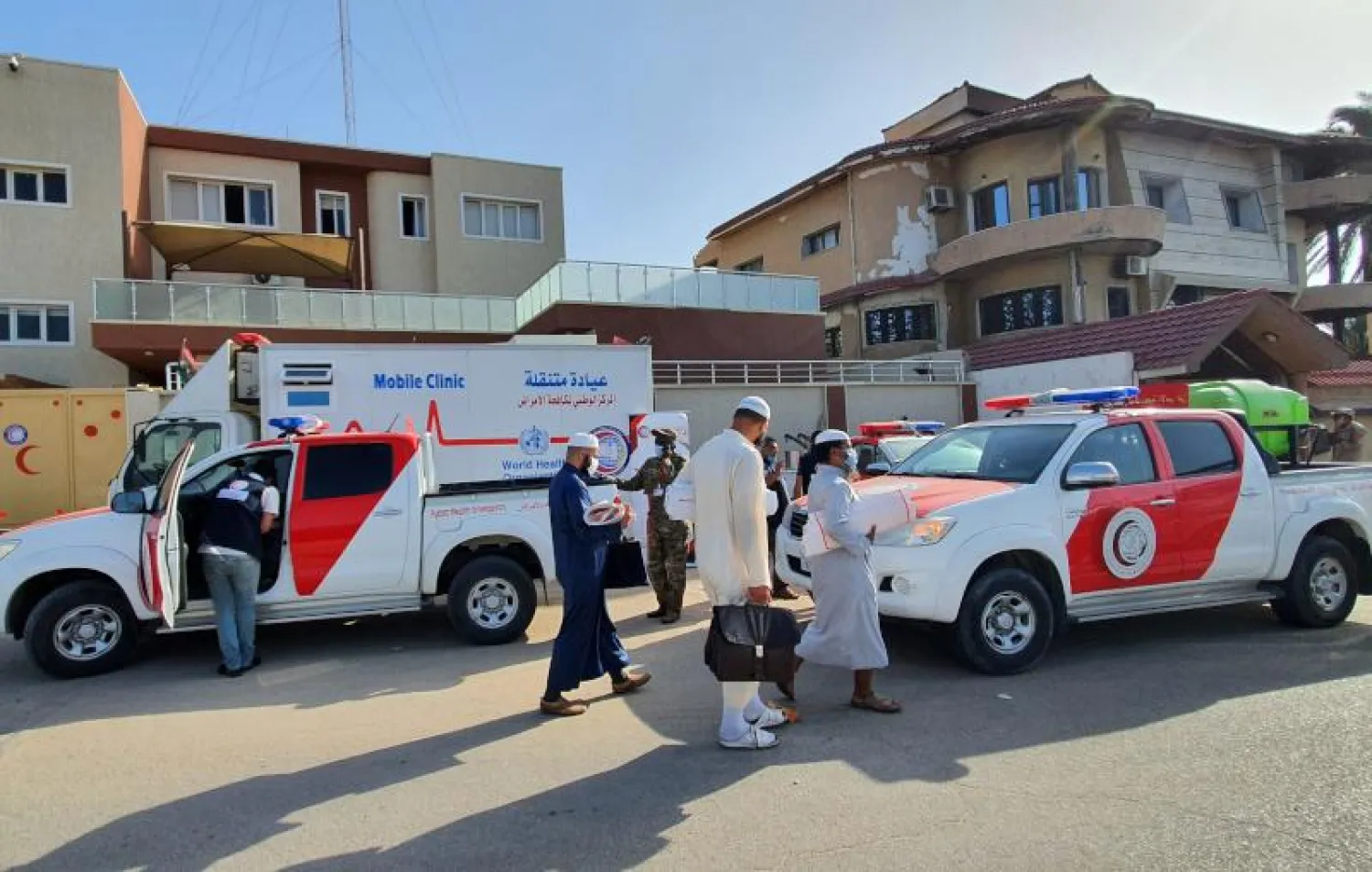 أطباء ليبيون خلال حملة توعية حول فيروس كورونا  الشهر الماضي في طرابلس (أ.ف.ب)