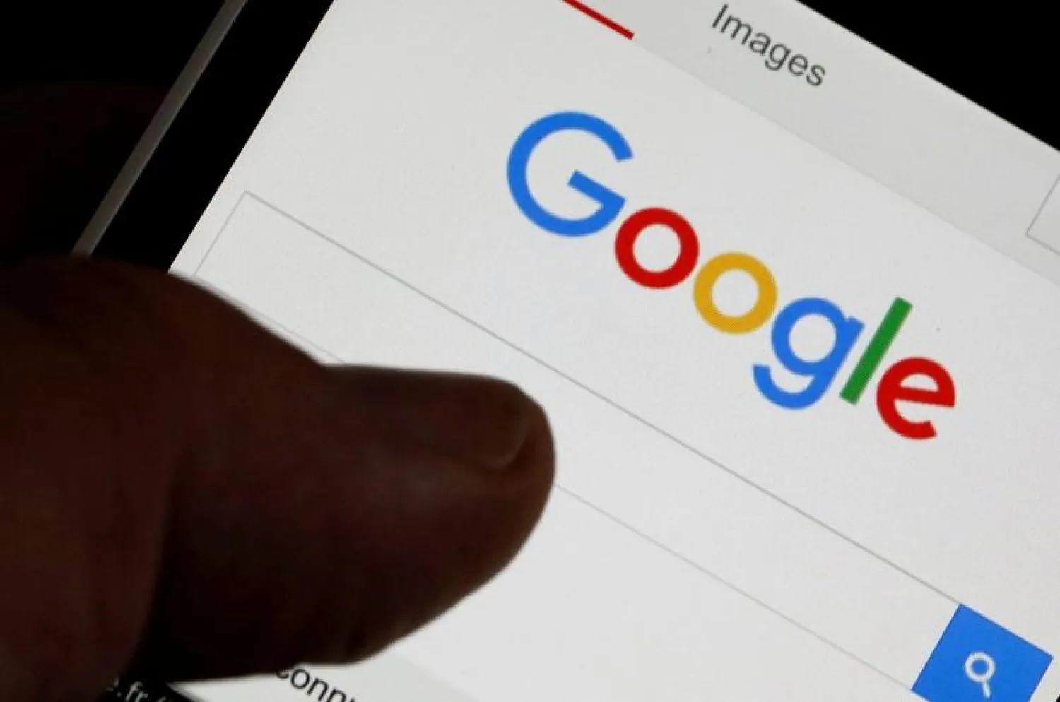 FILE PHOTO: A man holds his smartphone which displays the Google home page, in this picture illustration taken in Bordeaux, Southwestern France, August 22, 2016. REUTERS/Regis Duvignau/File Photo
