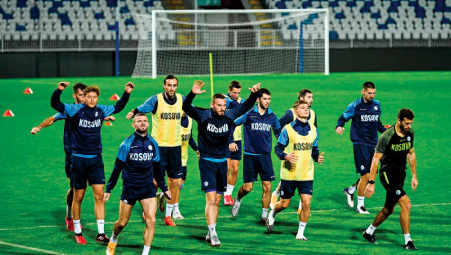 لاعبو منتخب كوسوفو يعرفون أن الفوز على الجارة مقدونيا الشمالية سيقربهم جداً من البطولة القارية (أ.ف.ب)