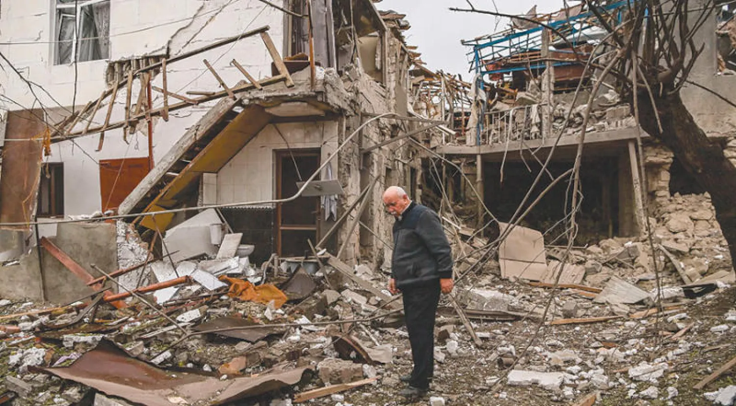 تبادل الطرفان الأرميني والآذري الاتهامات بتصعيد استهداف المدن وسط مواصلة المواجهات الضارية على خطوط التماس في قره باغ (أ.ف.ب)