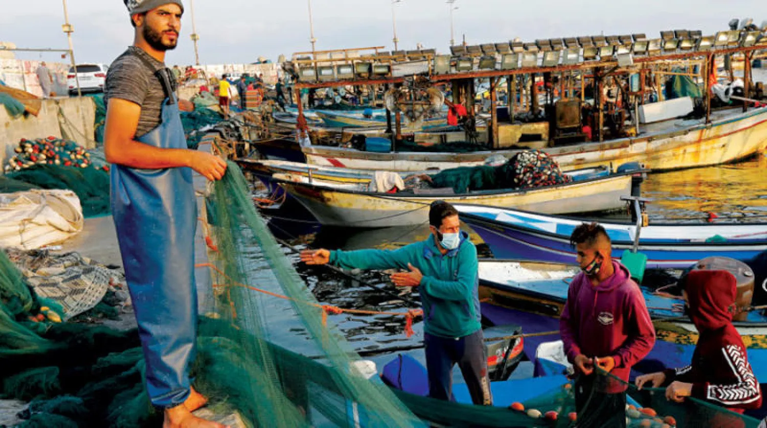 صيد السمك في قطاع غزة مصدر أساسي للعيش (رويترز)