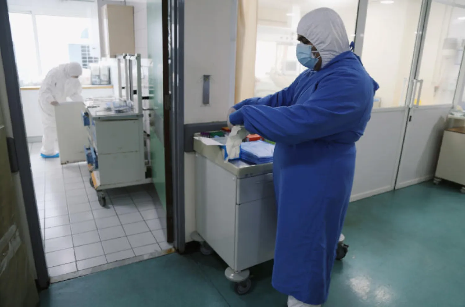ممرض يرتدي ملابس واقية في وحدة العناية المركزة لمرضى فيروس «كورونا» في مستشفى رفيق الحريري الجامعي في بيروت (رويترز)
