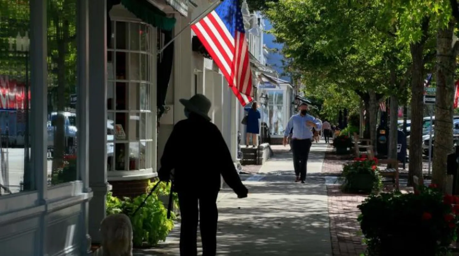 New York’ta maskeyle yürüyen insanlar (AFP)