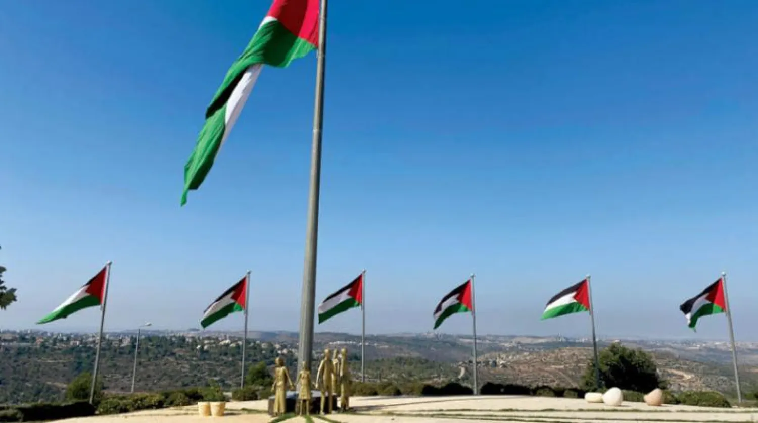 Batı Şeria'daki yeni Ravabi şehrinde dalgalanan Filistin bayrakları (Reuters)