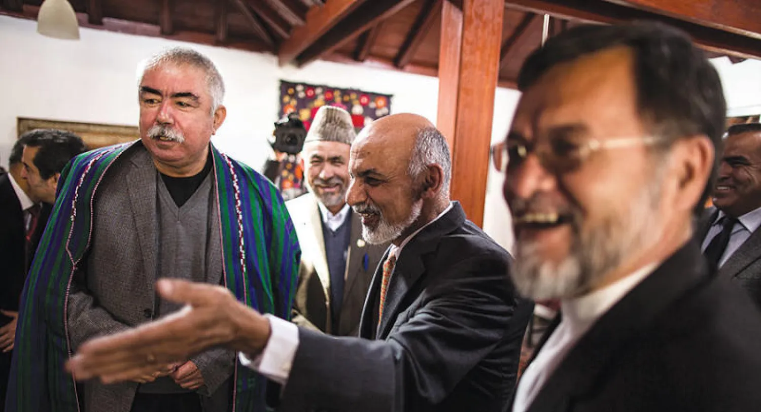 الرئيس أشرف غني في الوسط مع عبد الرشيد دوستم خلال لقاء في كابل أبريل 2014 (نيويوك تايمز)