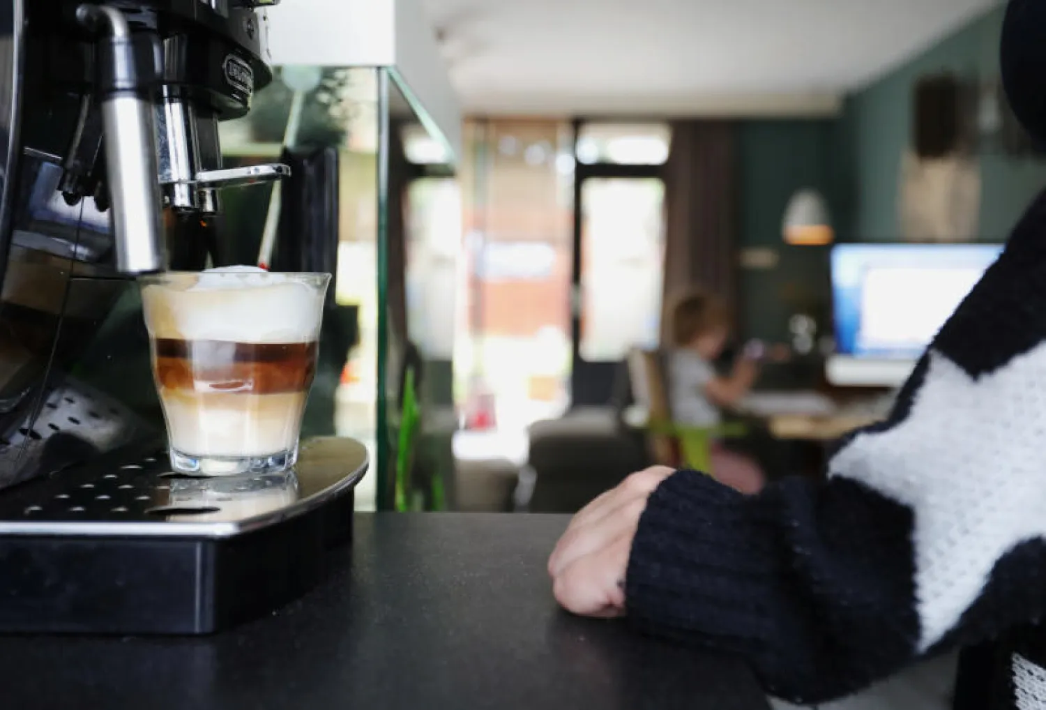 سيدة تحضر القهوة بينما تعمل من المنزل في ظل أزمة «كورونا» (رويترز)