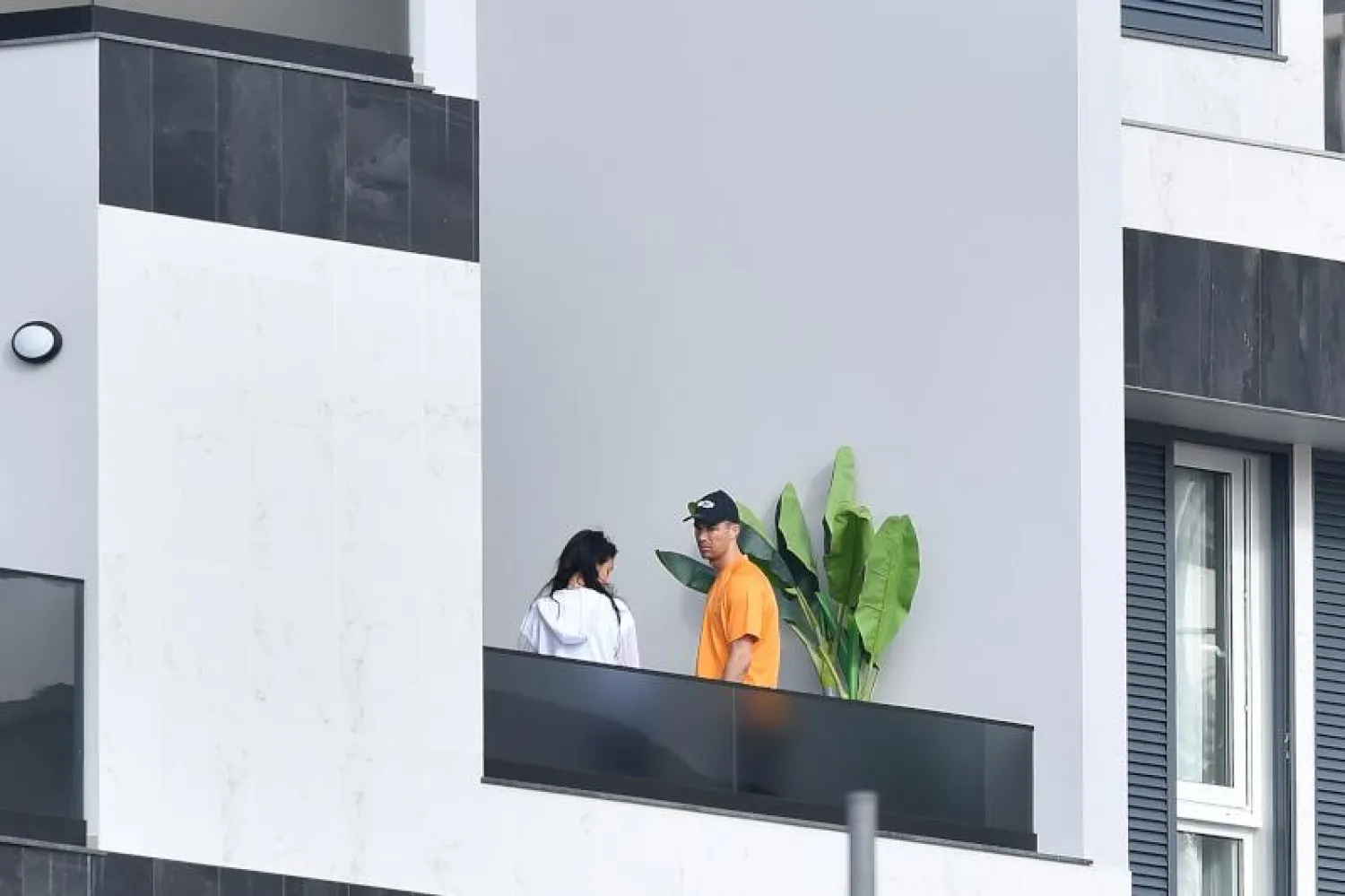 النجم البرتغالي كريستيانو رونالدو وجورجينا رودريغيز يقفان على شرفة شقته في جزيرة ماديرا (أرشيفية - أ.ف.ب)