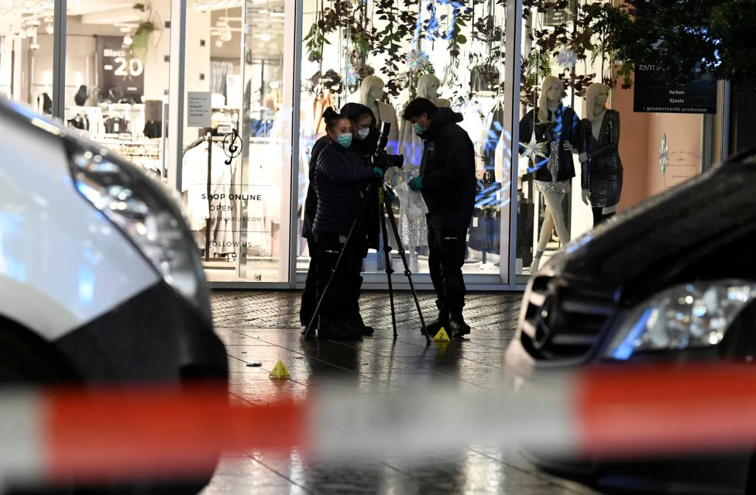 Forensics officers work near the site of a stabbing on a shopping street in The Hague, Netherlands November 29, 2019. REUTERS/Piroschka van de Wouw