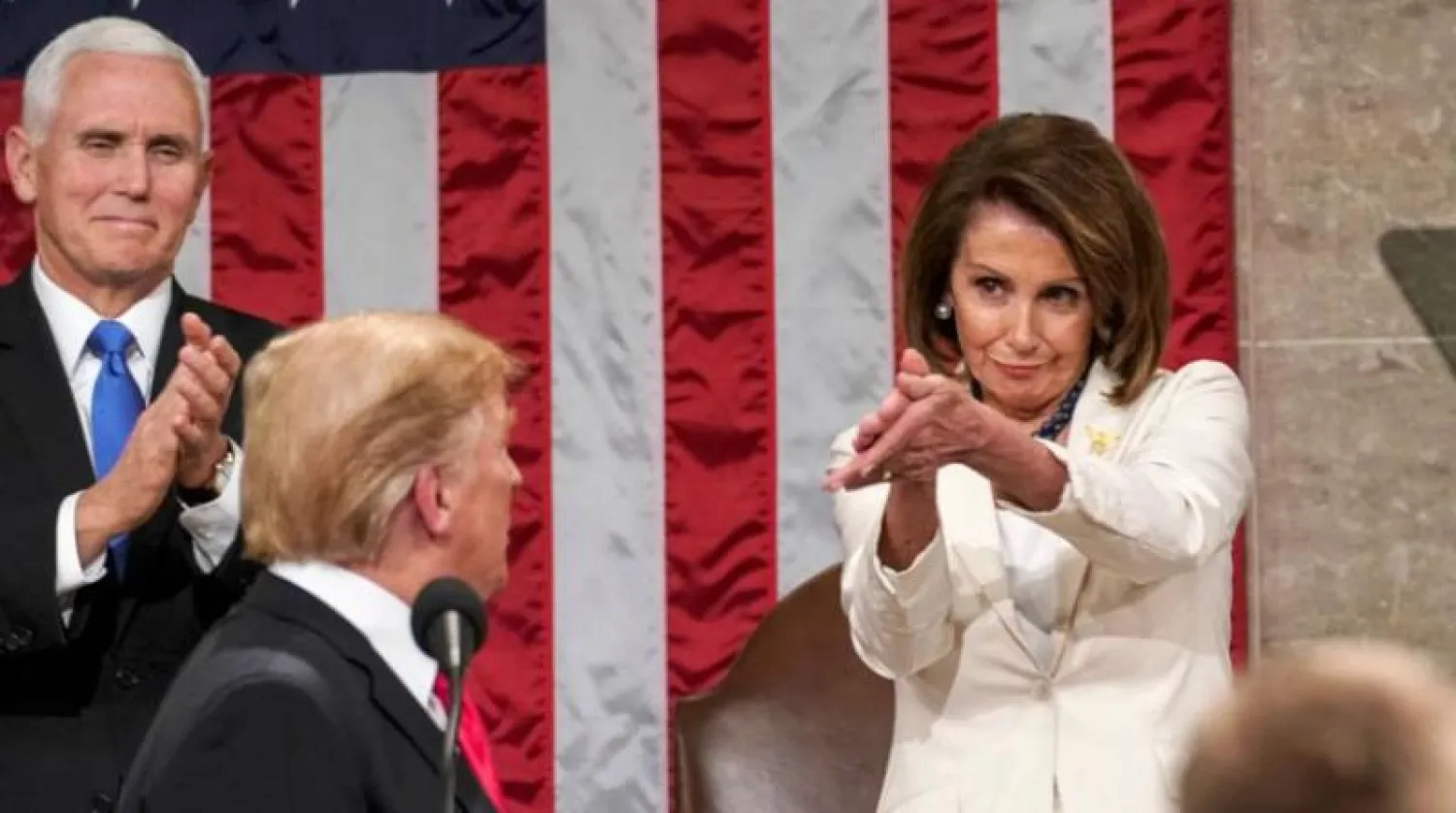 رئيسة مجلس النواب نانسي بيلوسي خلال ألقاء ترمب خطابه عن حالة الاتحاد (تويتر)