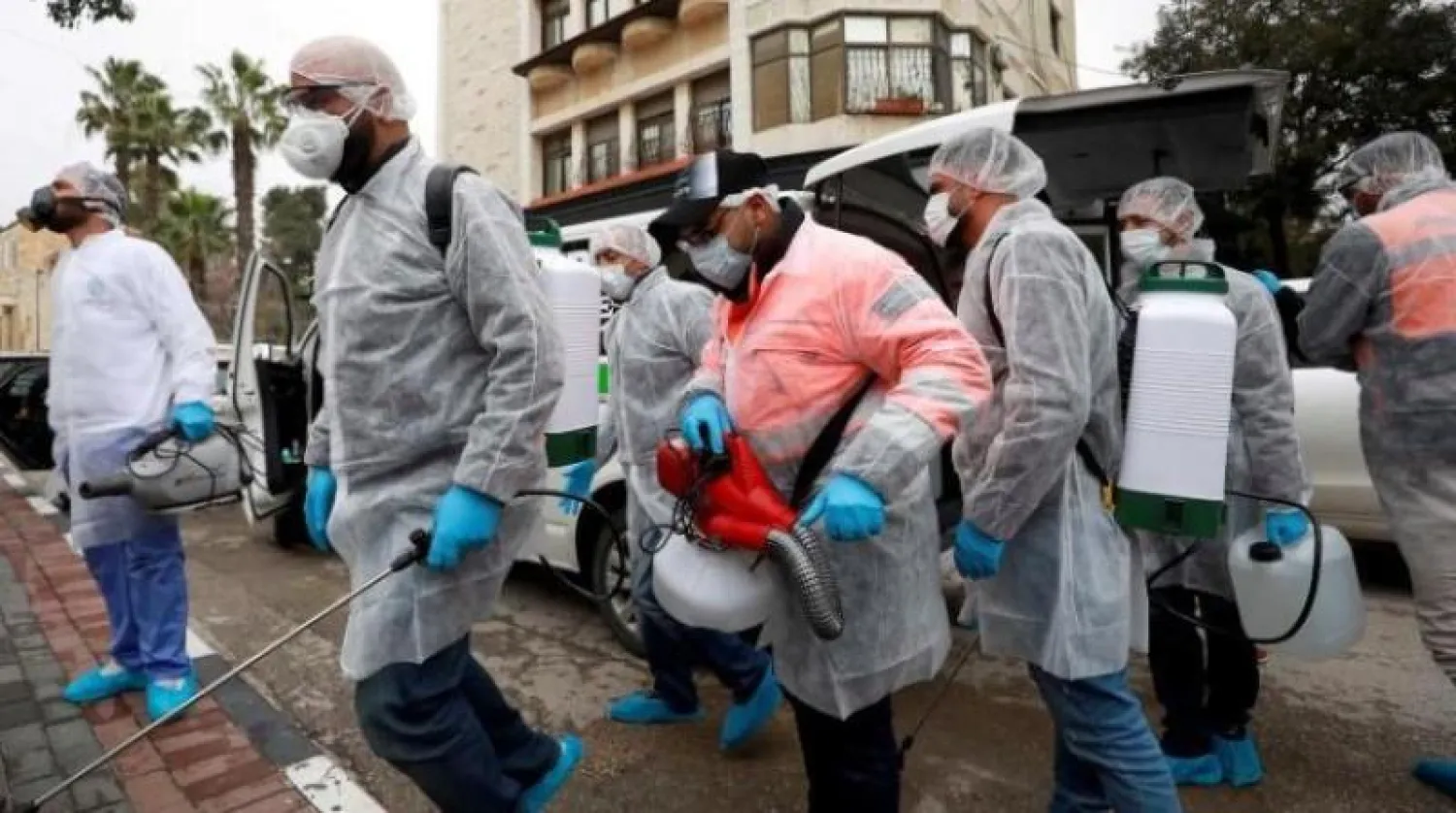 جانب من إجراءات مكافحة فيروس كورونا في رام الله (أرشيفية - رويترز)