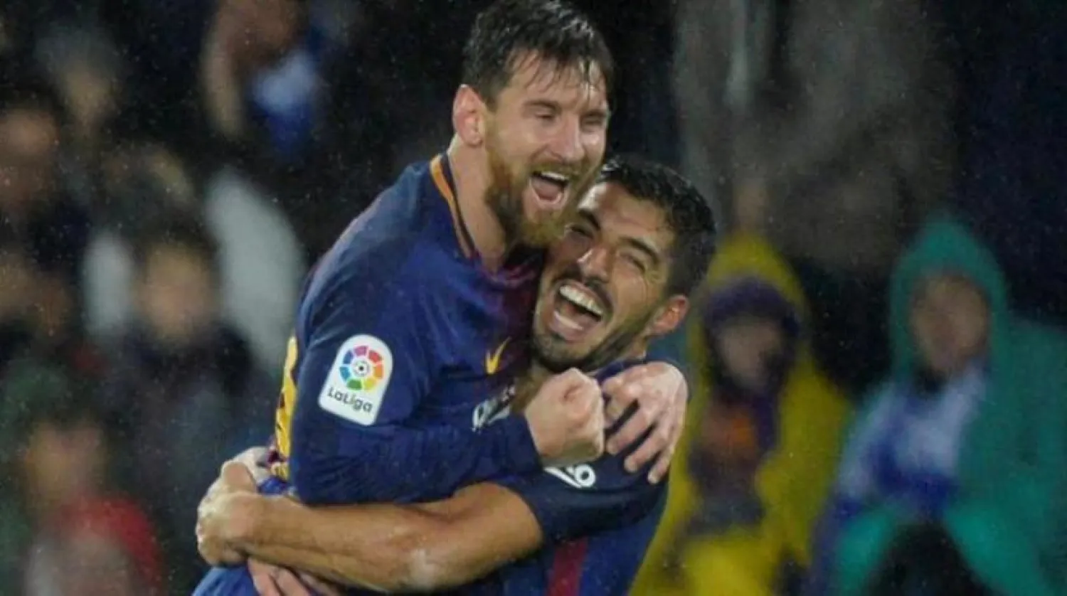 Arjantinli Lionel Messi (solda) bir gol attıktan sonra Uruguaylı Luis Suarez ile kutlama yapıyor (Reuters-Arşiv)