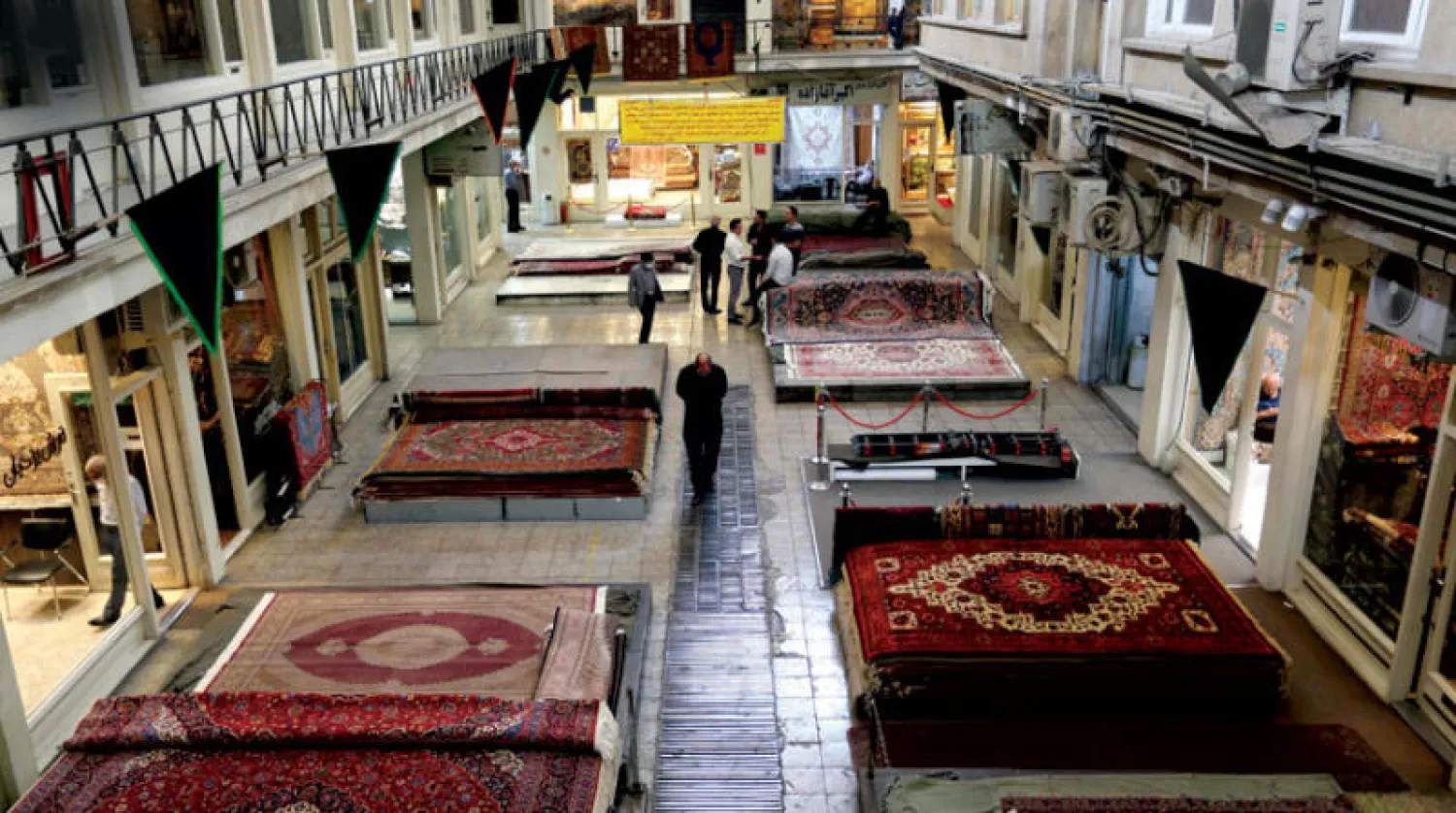 معرض للسجاد في بازار طهران القديم الذي تأثر بالعقوبات الأميركية وجائحة «كورونا»... الأسبوع الماضي (أ.ف.ب)