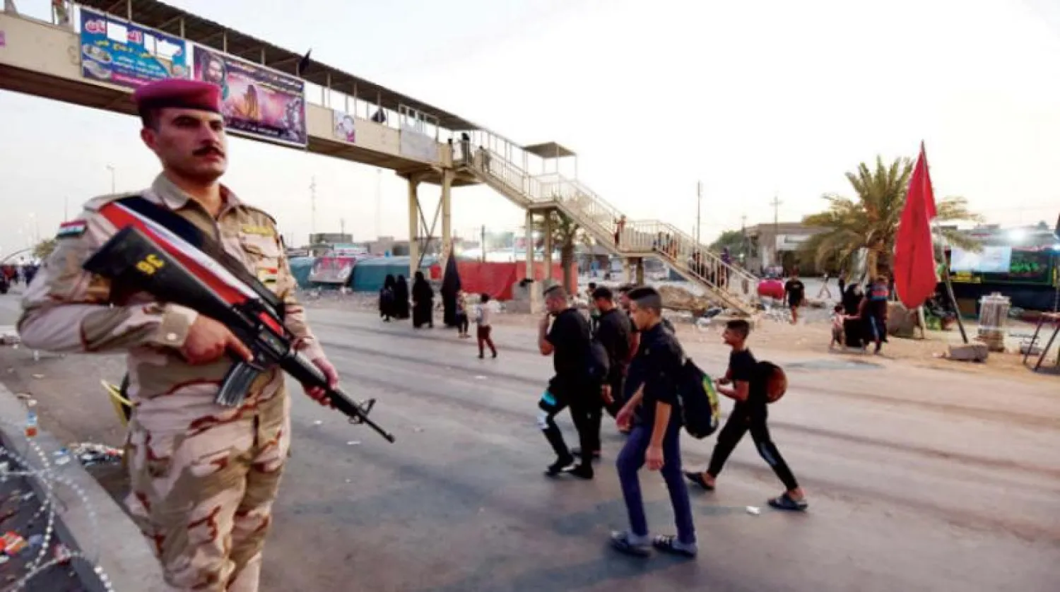 Şiiler’in ‘Erbain ziyaretine’ katılan kişileri koruyan Iraklı bir asker (AFP)