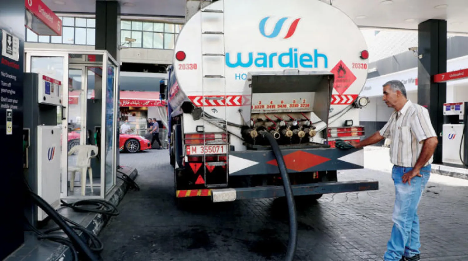 صهريج لنقل النفط في محطة محروقات (رويترز)