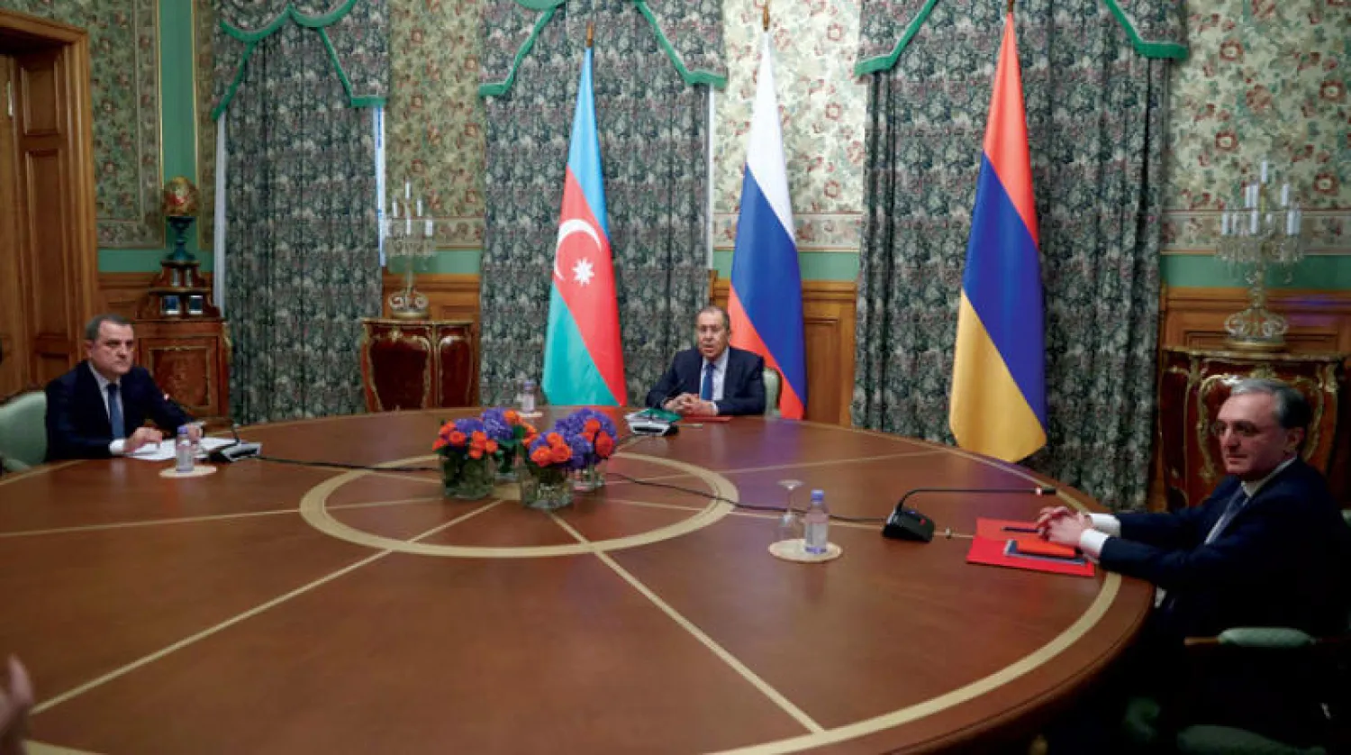 لافروف نجح في جمع وزيري خارجية أذربيجان (يمين) وأرمينيا في غرفة واحدة (أ.ف.ب)