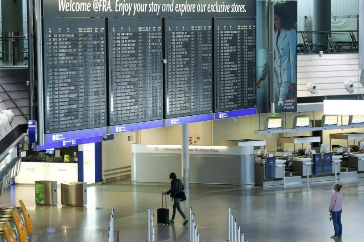 صورة لأحد المطارات خالية من الركاب بسبب القيود التي فرضتها كورونا (رويترز)