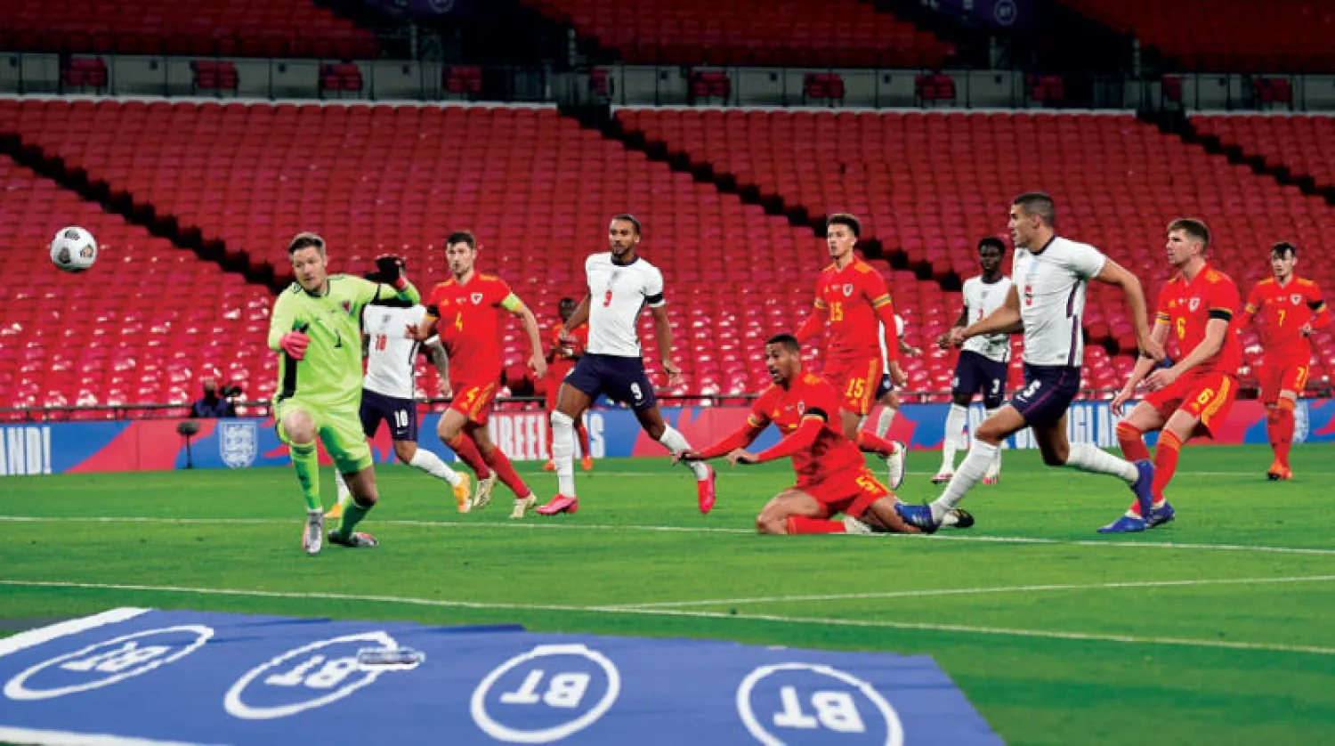 كونور كودي (يمين) يحرز هدف إنجلترا الثاني ضمن الثلاثية أمام ويلز (أ.ب)