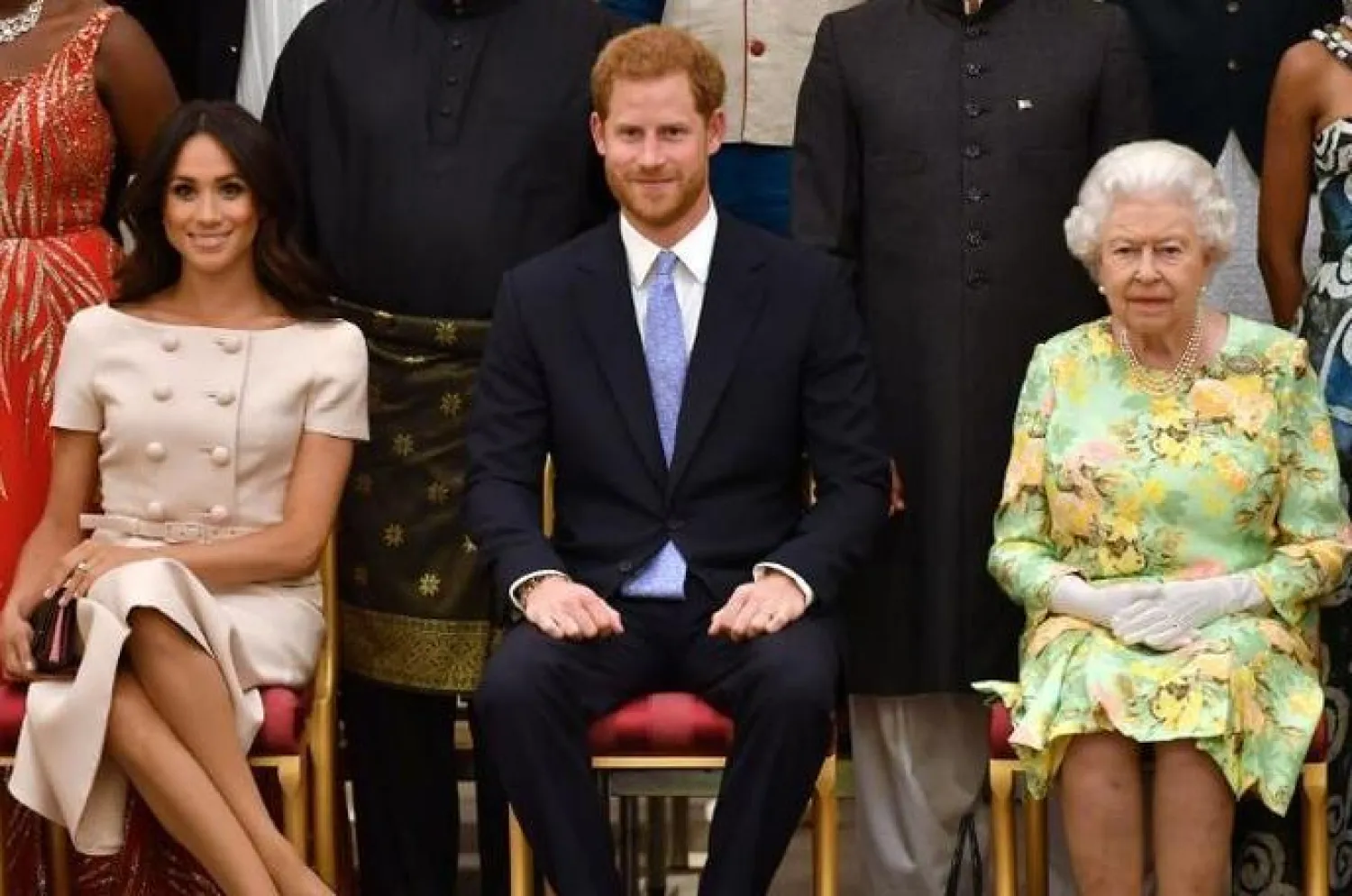الأمير البريطاني هاري يتوسط الملكة إليزابيث وزوجته ميغان ماركل (أرشيف - رويترز)