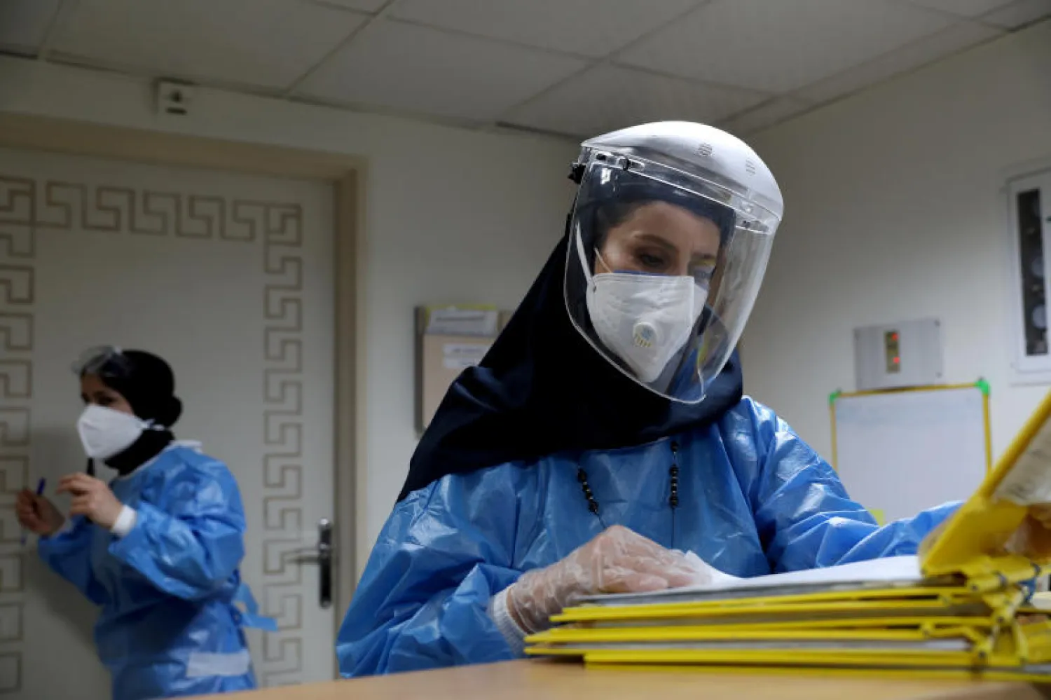 ممرضات يرتدين الأقنعة والبذلات الواقية في إحدى مستشفيات طهران (رويترز)