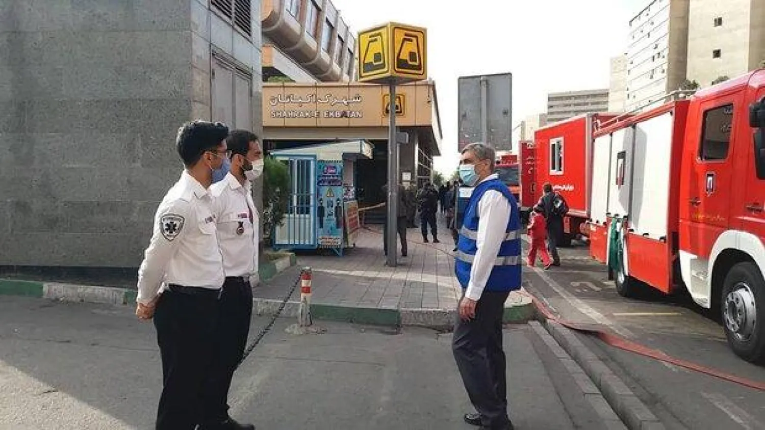 عربات إطفاء خارج محطة مترو اكتابان في طهران بعد اندلاع حريق (مهر)