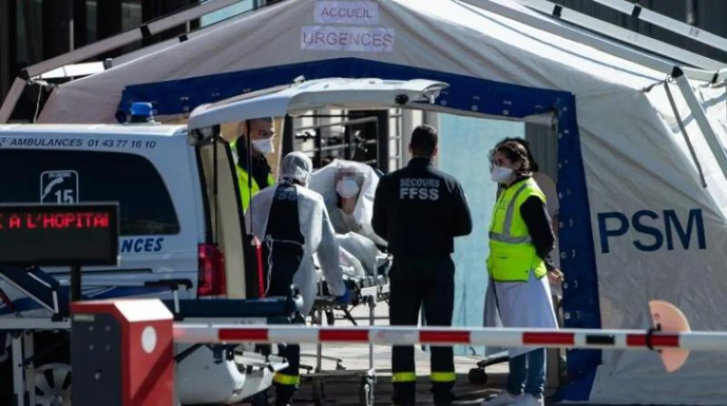 غرفة طوارئ طبية في خيمة بفناء مستشفى قرب باريس (أ.ف.ب)