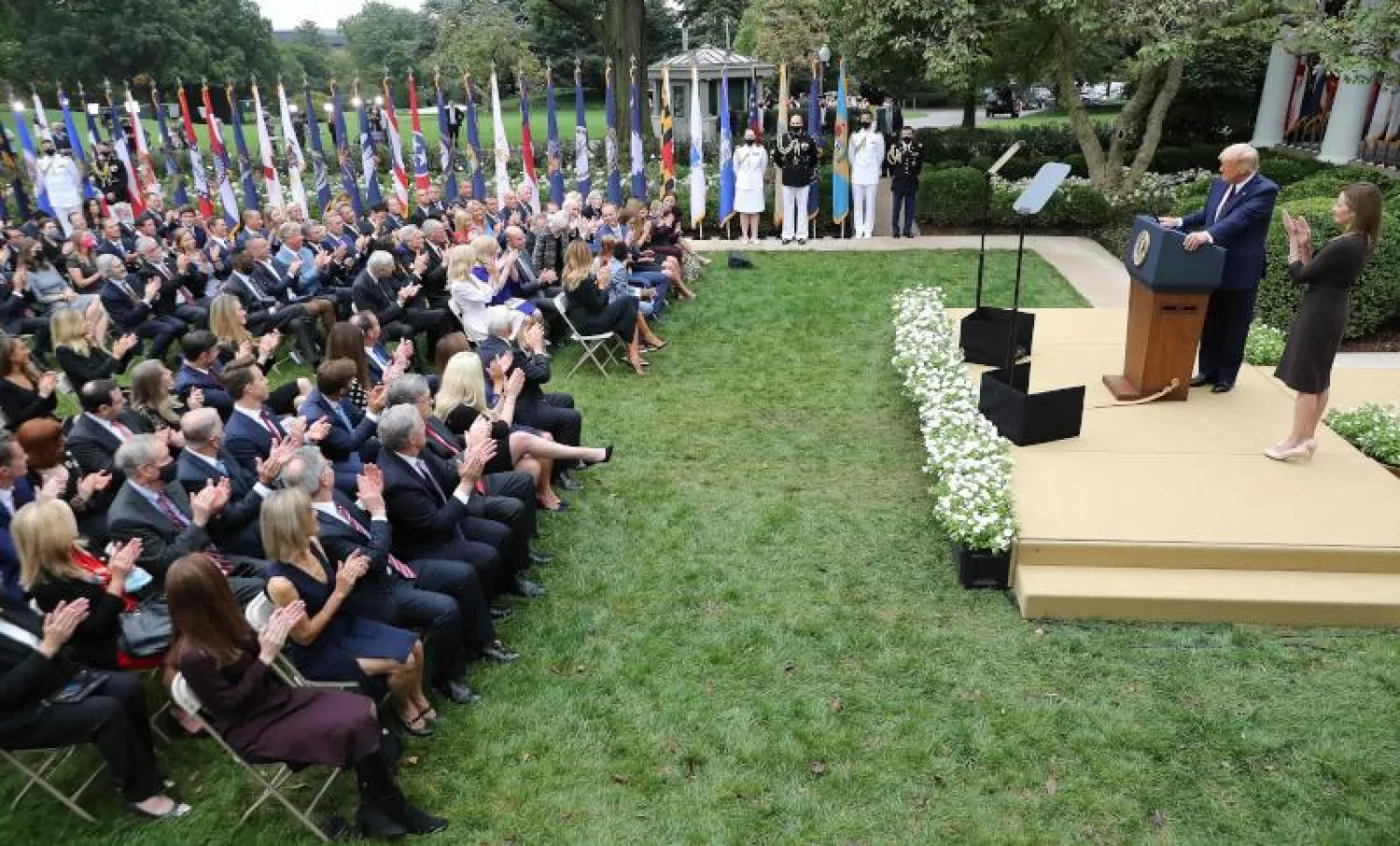 جانب من إعلان الرئيس الأميركي دونالد ترمب ترشيح القاضية إيمي كوني باريت لعضوية المحكمة العليا خلال حدث في حديقة الورود بالبيت الأبيض (أ.ف.ب)