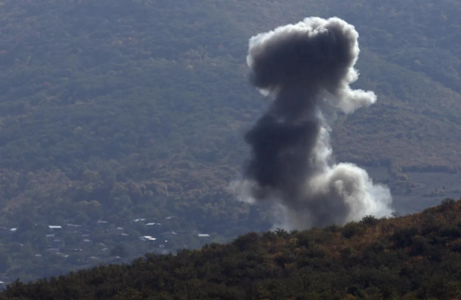 تصاعد الدخان بعد قصف مدفعي من أذربيجان خلال نزاع عسكري في منطقة ناغورنو كاراباخ (أرشيفية - أ.ب)