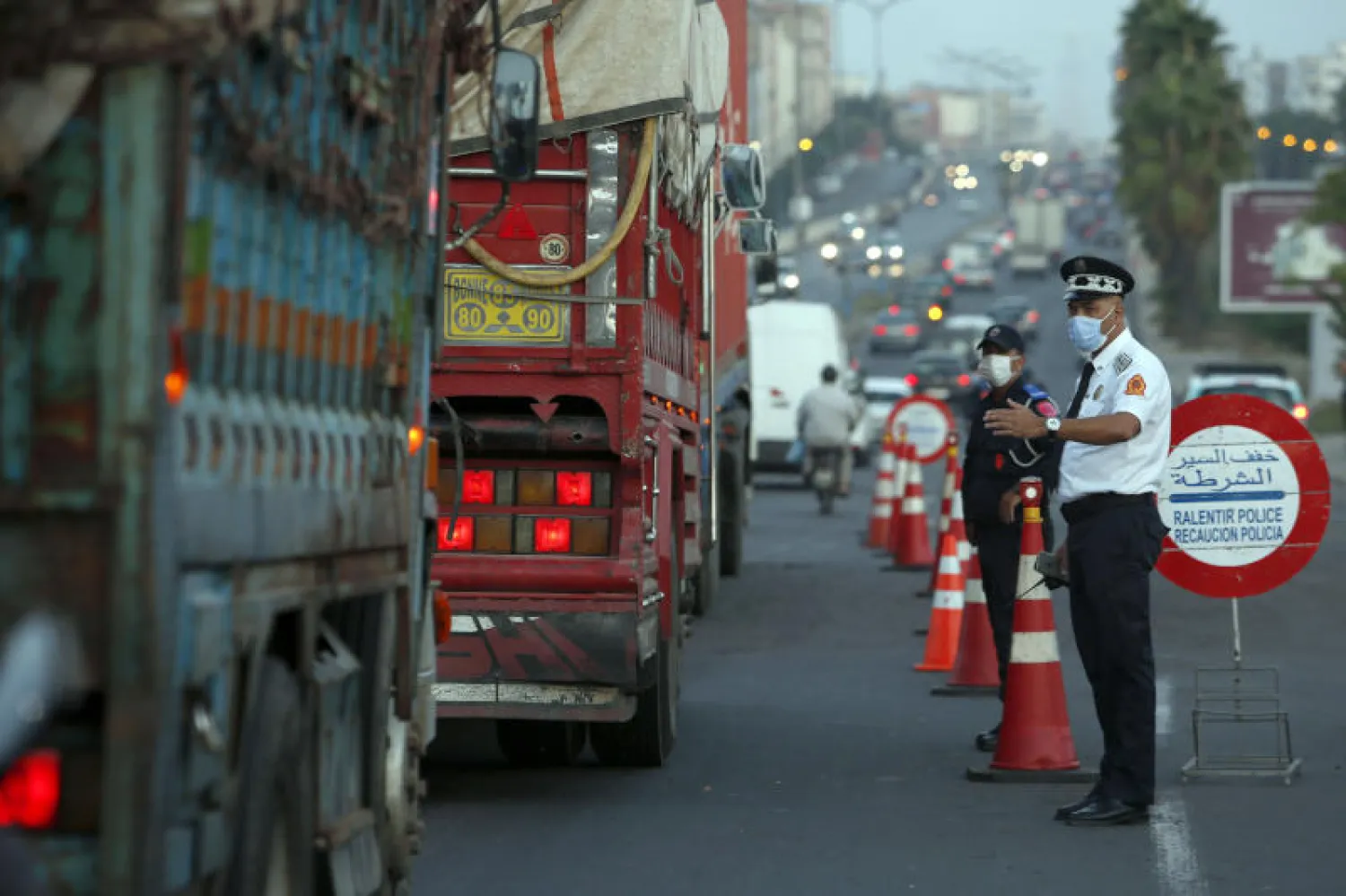 شرطيون يرتدون أقنعة واقية في نقطة تفتيتش بالدار البيضاء (أ.ب)