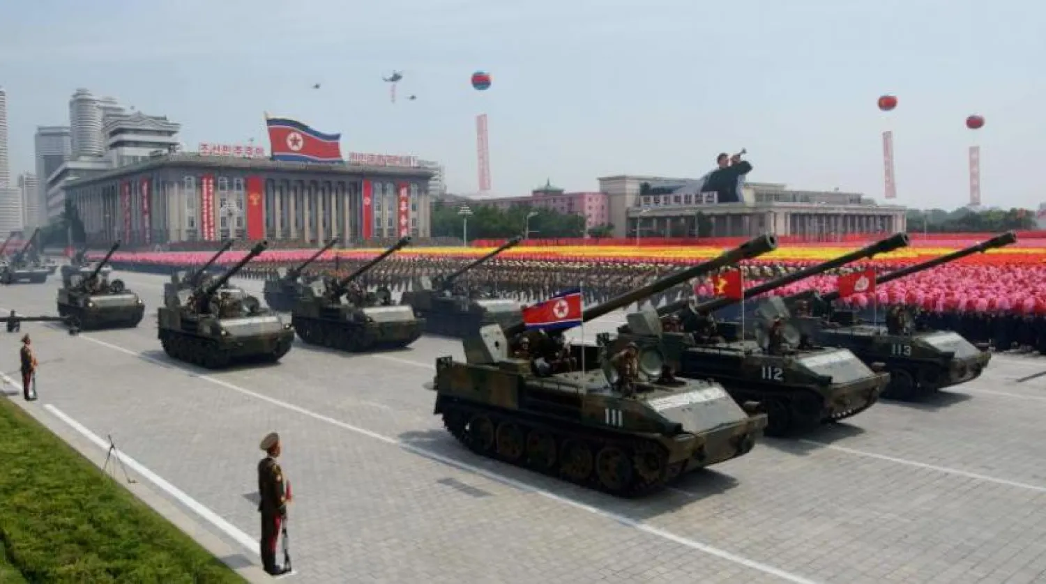 Kuzey Koreli tanklar, 2013'te Pyongyang'da bir askeri geçit töreni sırasında Kim Il Sung Meydanı'ndan geçiyor (AFP)
